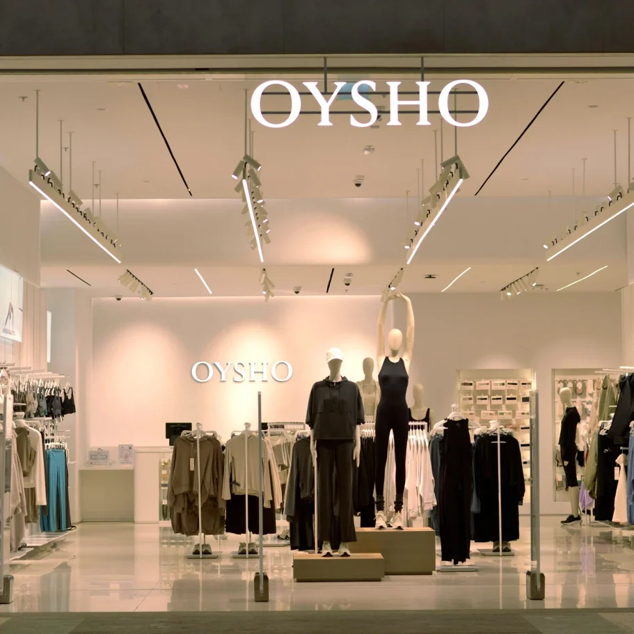 Einzelhandel & Kaufhäuser Schaufenster eines OYSHO-Geschäfts mit Kleidung und Mannequins.